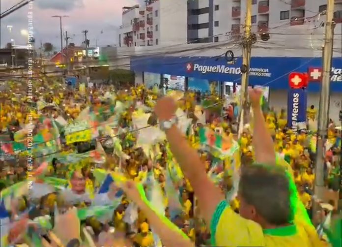 Efraim reúne multidão na orla de João Pessoa em ato de 7 de Setembro e demonstra força política na Paraíba